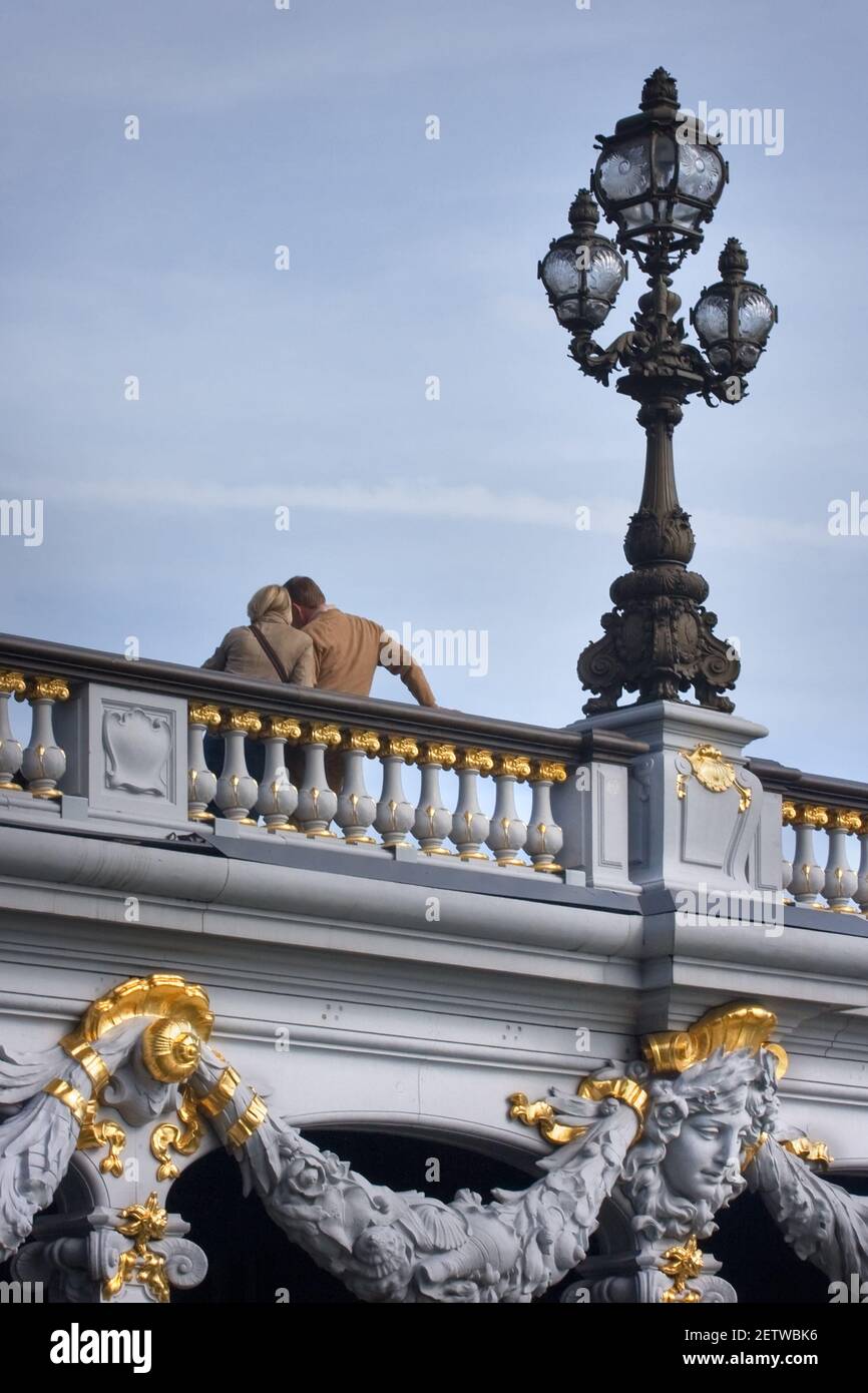 Ein Paar Touristen steht auf der Brücke von Alexander iii in Paris Stockfoto