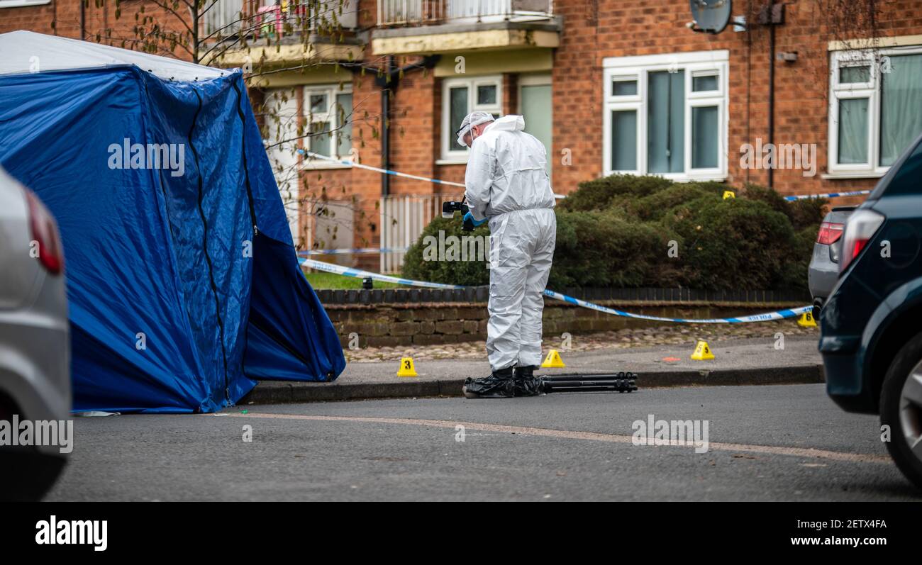 Perry Barr, Birmingham, Großbritannien. 2nd. März 2021: Eine Morduntersuchung wurde eingeleitet, nachdem ein Mann am frühen Dienstagmorgen auf dem Perry Villa Drive in Nord-Birmingham in den Hals gestochen wurde. Kredit: Ryan Underwood / Alamy Live Nachrichten Stockfoto