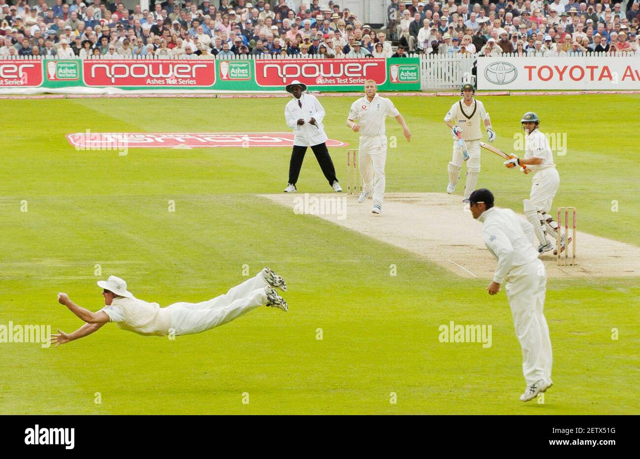 4TH TEST ENGLAND V AUSTRALIEN AN TRENT BRIDGE 3RD. ANDREW STRUSS NIMMT DEN FANG VON ADAM GILCHRIST WEG ANDREW FLINTOFF'S BOWLING 27/8/2005 BILD DAVID ASHDOWN Stockfoto