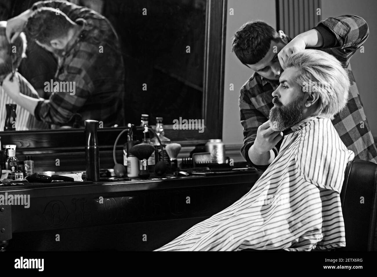 Barbershop. Der Klient im Meisterstuhl im Friseurladen. Stockfoto