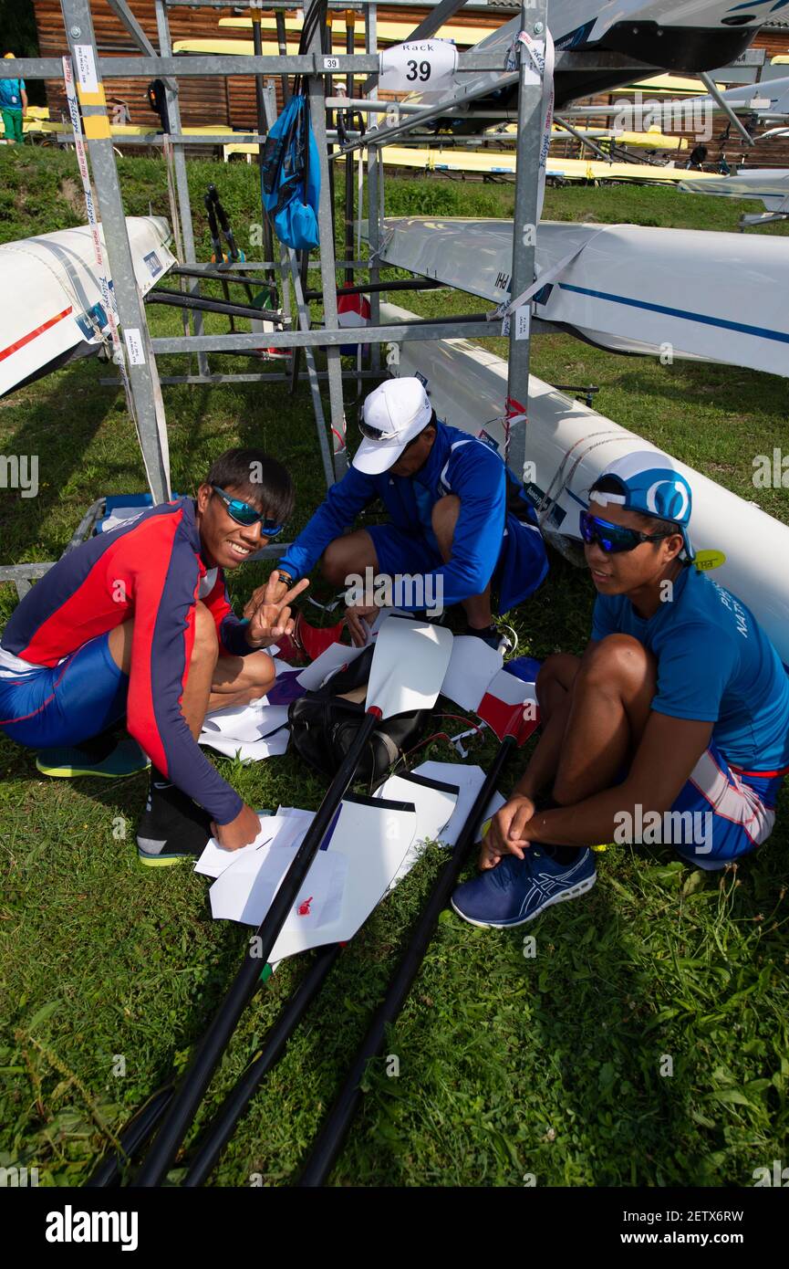 Linz, Österreich, Samstag, 24th. Aug 2019, FISA World Ruder Championship, Regatta, Allgemeine Ansichten, des Bootsparks und der Bootspontons, koreanische Ruderer fügen die nationalen Abziehbilder zu ihren Rudern/Schaufeln hinzu, [obligatorische Gutschrift; Peter SPURRIER/Intersport Images] Stockfoto