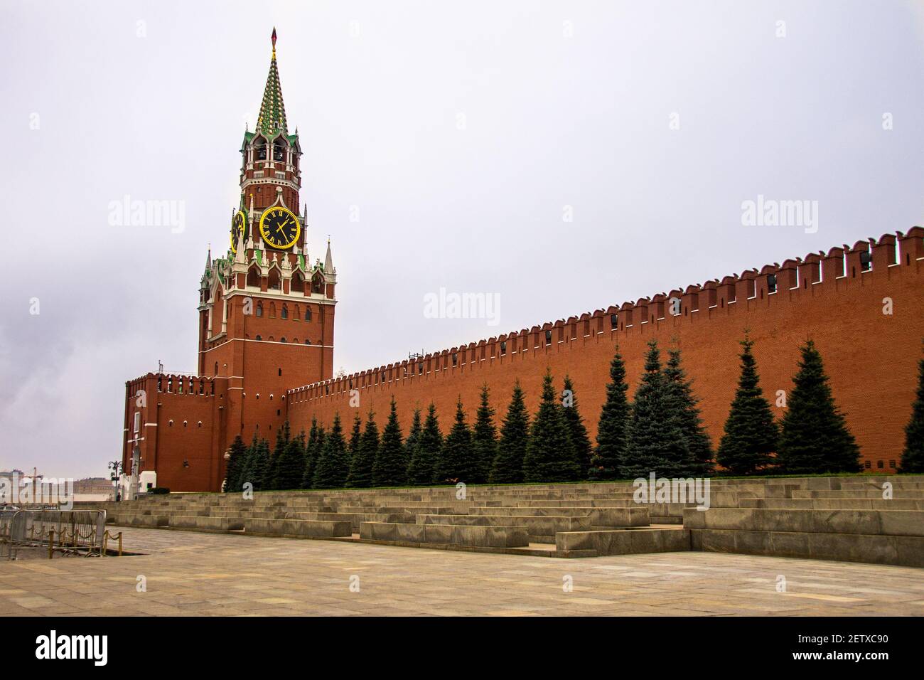 Roter Platz In Moskau. Kremlgebäude mit roter Mauer und Tannen am Rand Stockfoto