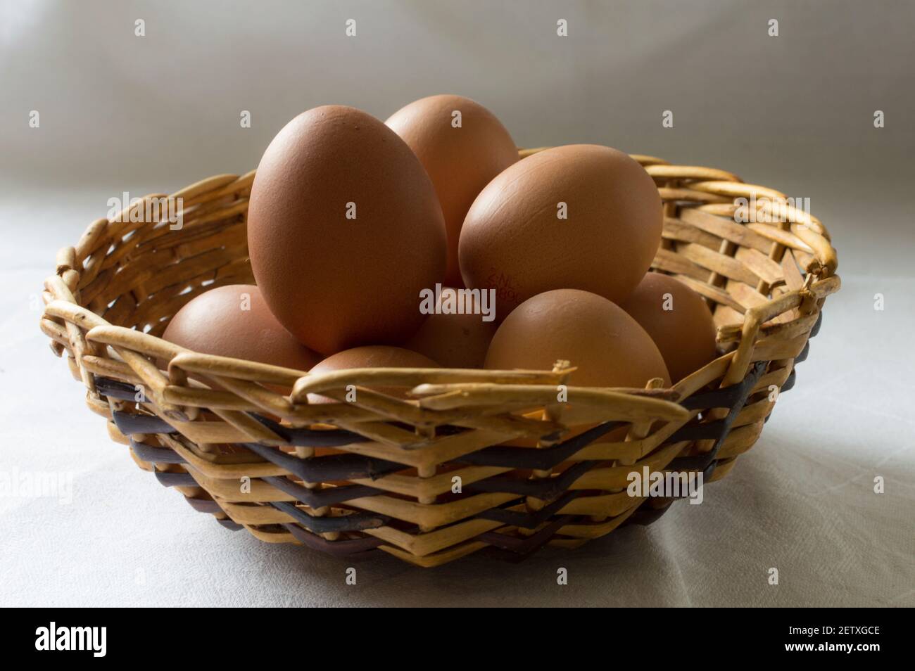 Eine Gruppe Eier in einem Weidenkorb Stockfoto