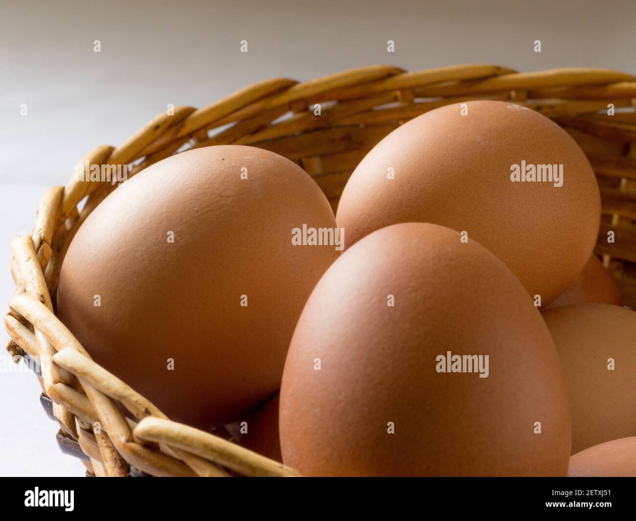 Eine Gruppe Eier in einem Weidenkorb Stockfoto