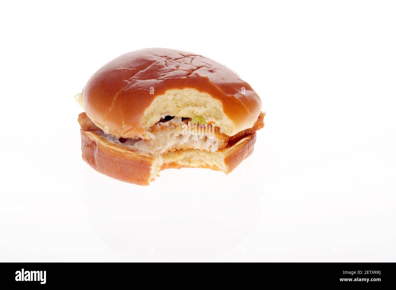 Burger King Big Fish Sandwich mit Biss genommen & groß pommes frites isoliert auf weißem Hintergrund mit Alaskan Pollock gemacht Stockfoto