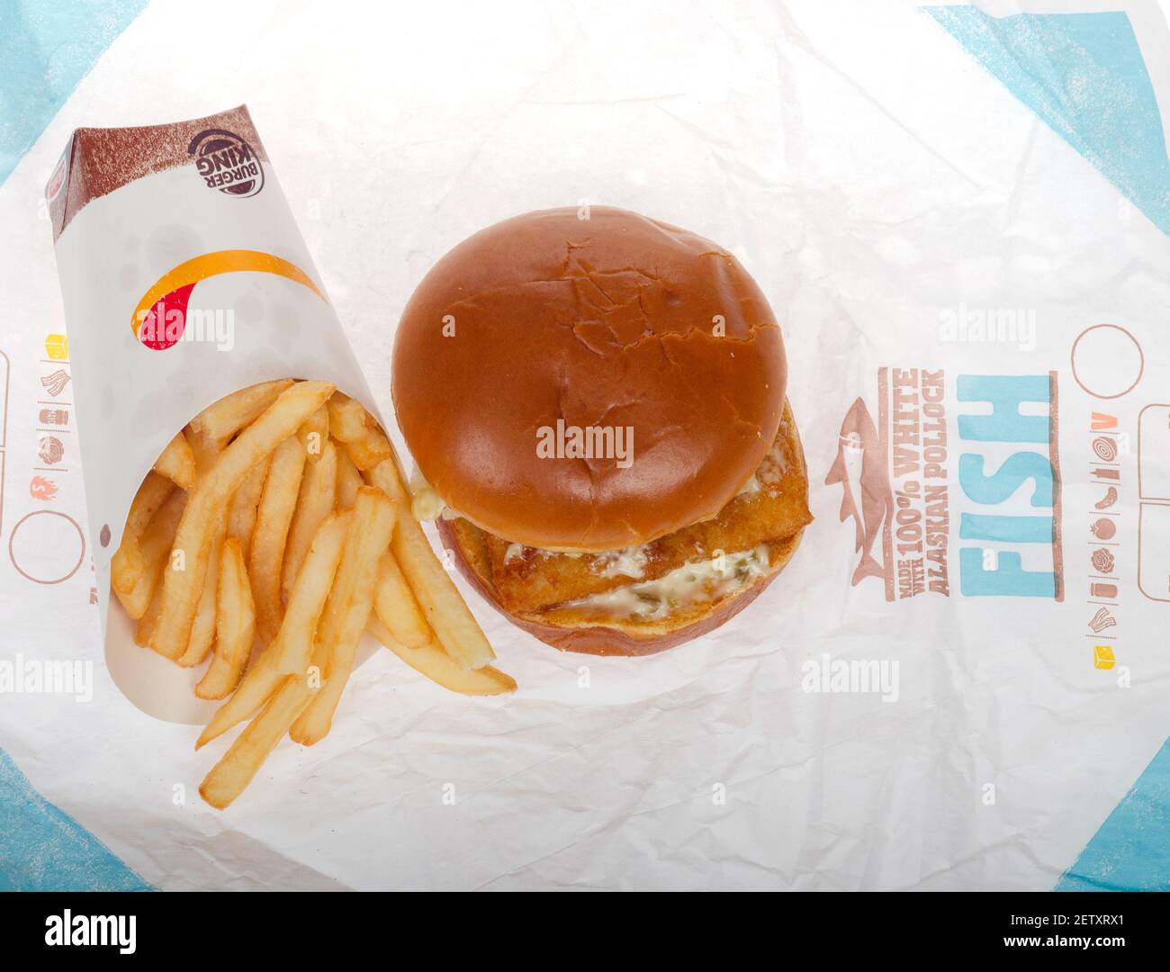 Burger King Big Fish Sandwich mit großen pommes frites Stockfoto
