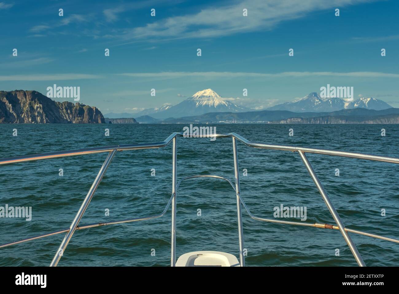 Auf dem Boot neben der Küste Kamtschatka Stockfoto