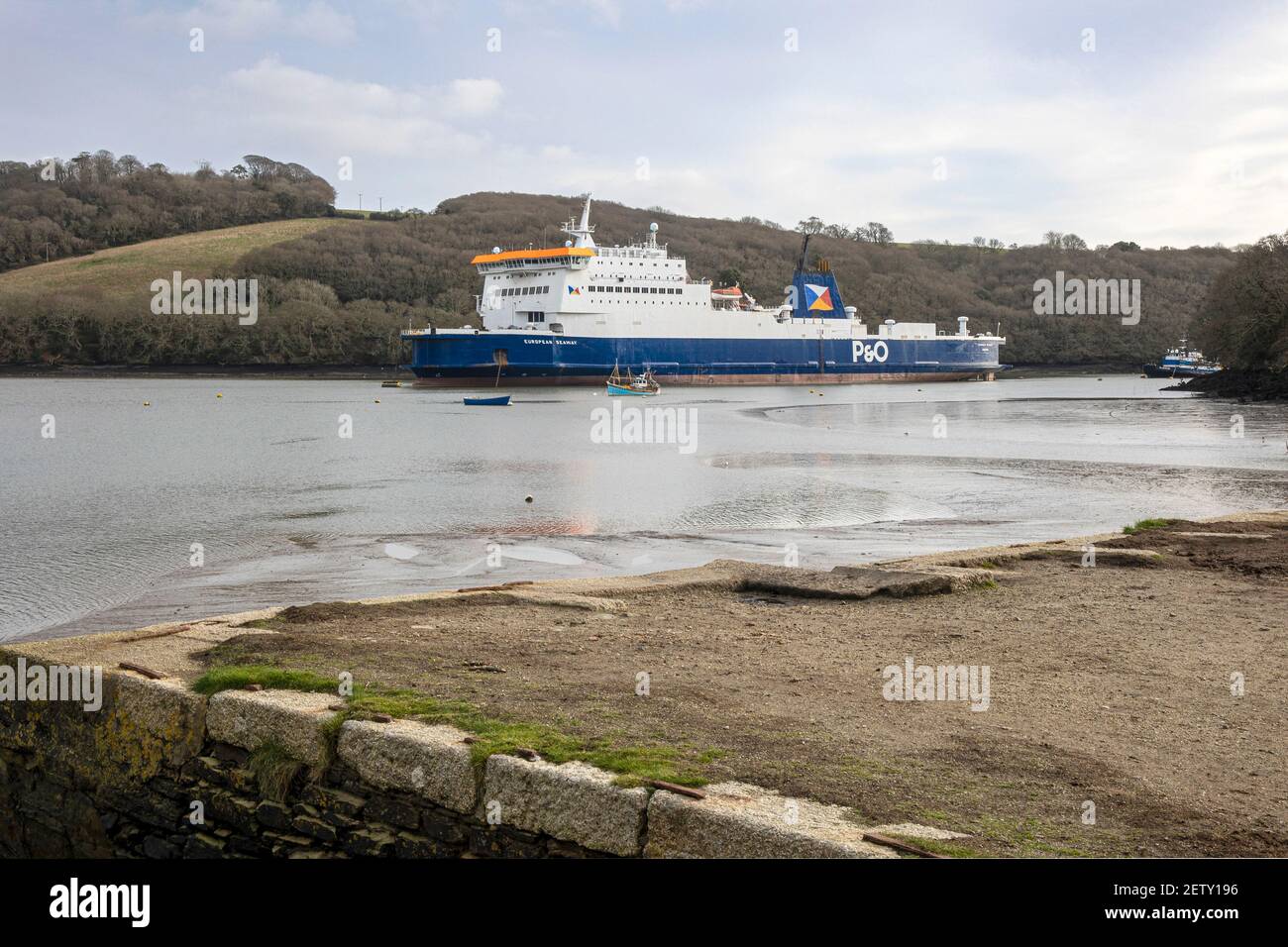 P & O Ferry European Seaway Roll on Roll off Ferry über King Harry's Ferry, Fal River, Cornwall Stockfoto