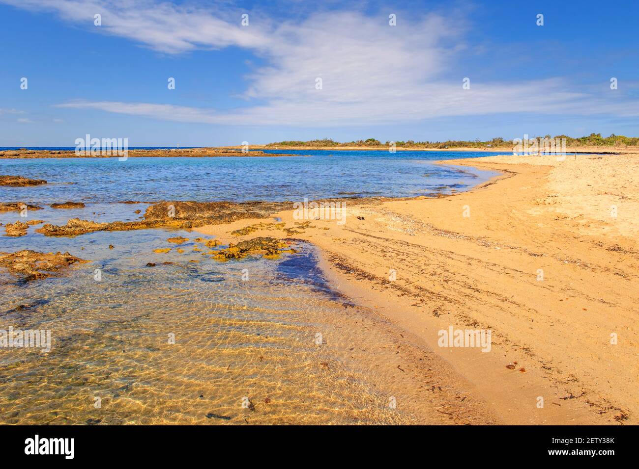 Torre Guaceto Naturschutzgebiet: Blick auf die Küste und die Dünen.Italien (Apulien). Mediterrane Macchia: Ein Naturschutzgebiet zwischen Land und Meer. Stockfoto