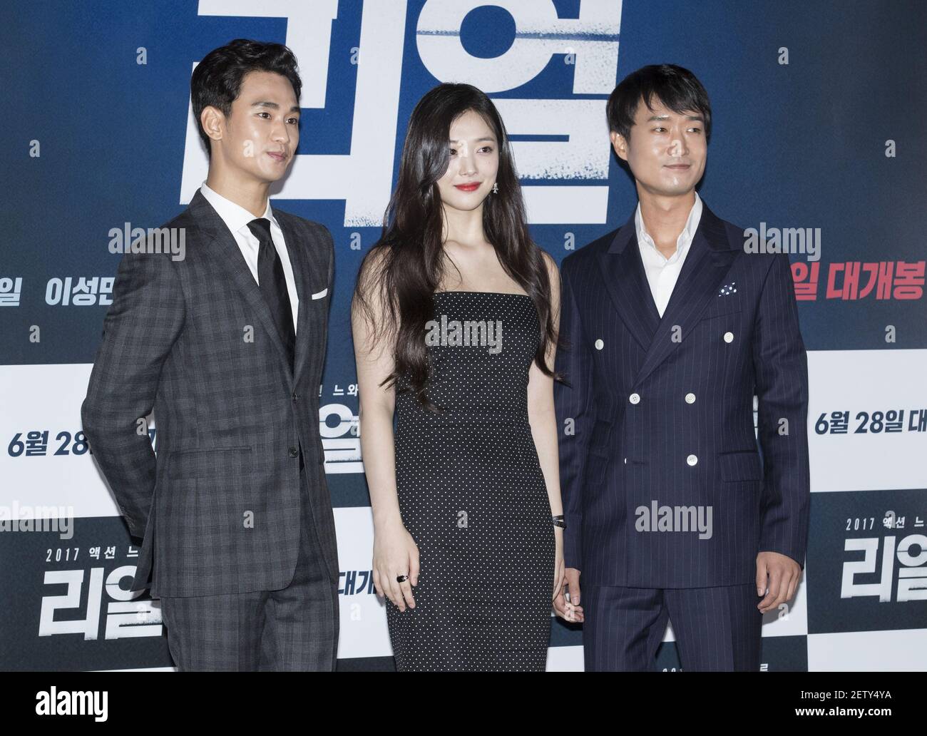 26 Juni 2017 Seoul Sudkorea L Bis R Die Sudkoreanischen Schauspieler Kim Soo Hyun Choi Jin Ri Jo Woo Jin Und Regisseur Lee Sa Rang Besuchen Am 26 Juni 2017 Eine Presseinterview Fur Den