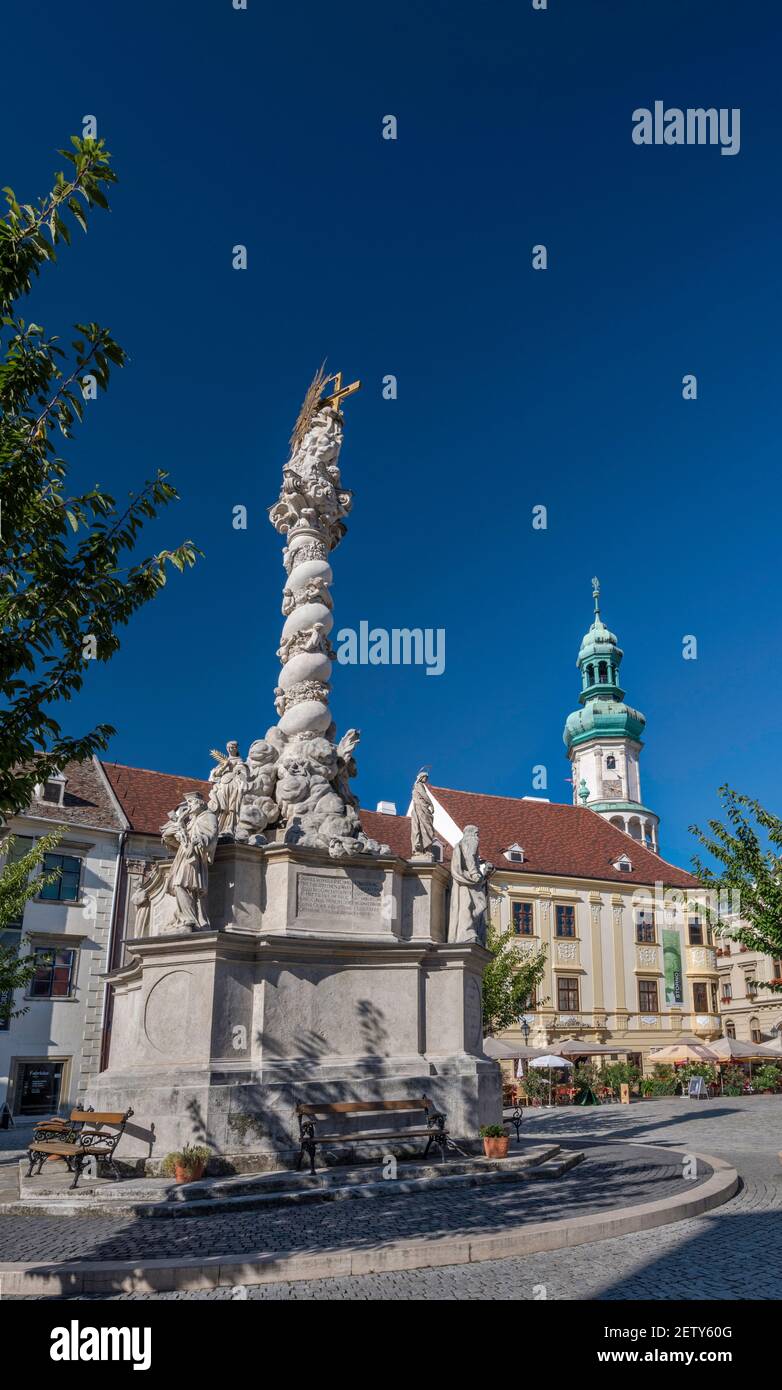 Dreifaltigkeitssäule, 1701, Barockstil, Feuerwache Turm dahinter, in Sopron, Westtransdanubien, Ungarn, Mitteleuropa Stockfoto