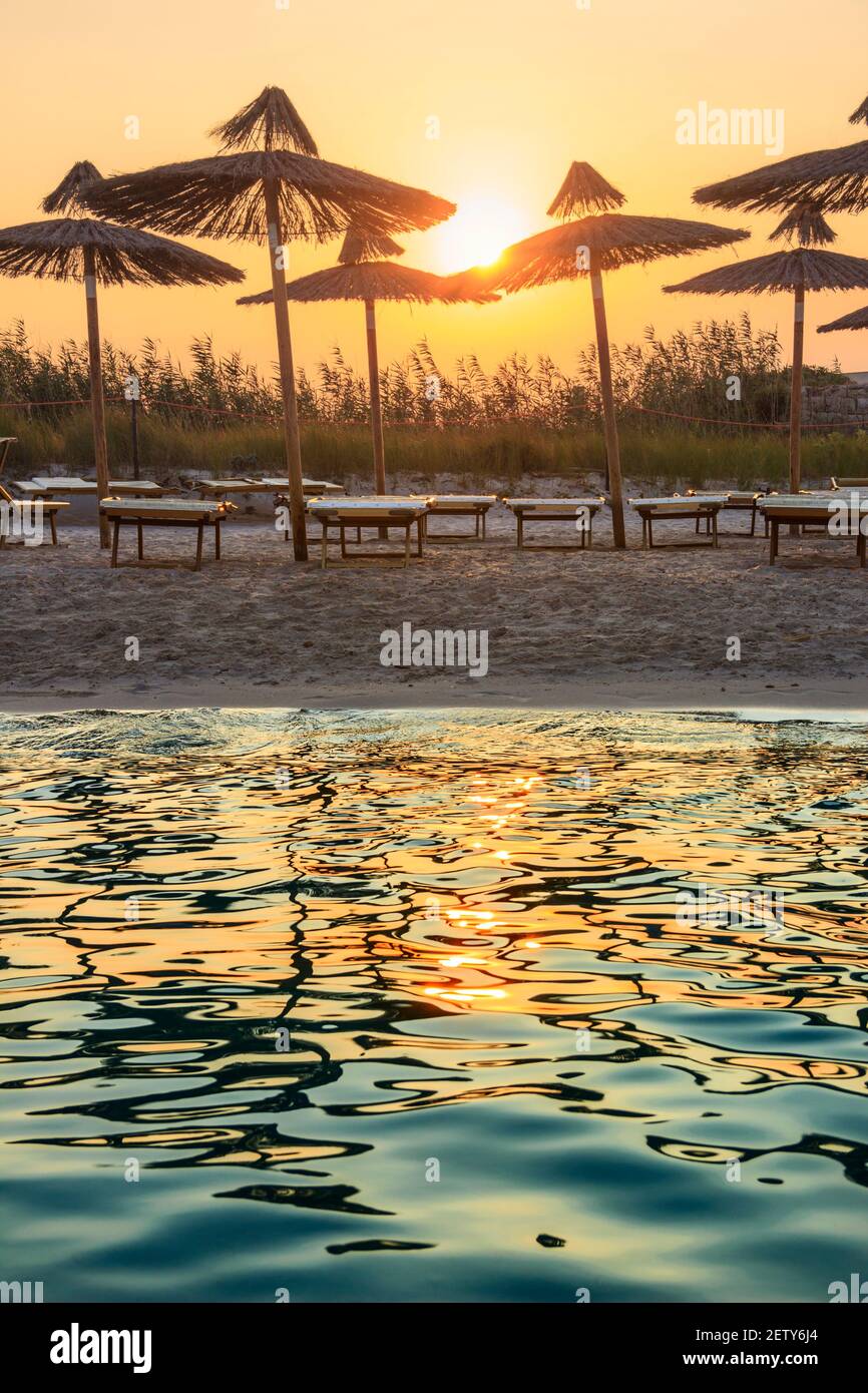 Torre Guaceto Naturschutzgebiet: Blick auf die Küste und die Dünen.Italien (Apulien). Mediterrane Macchia: Ein Naturschutzgebiet zwischen Land und Meer. Stockfoto