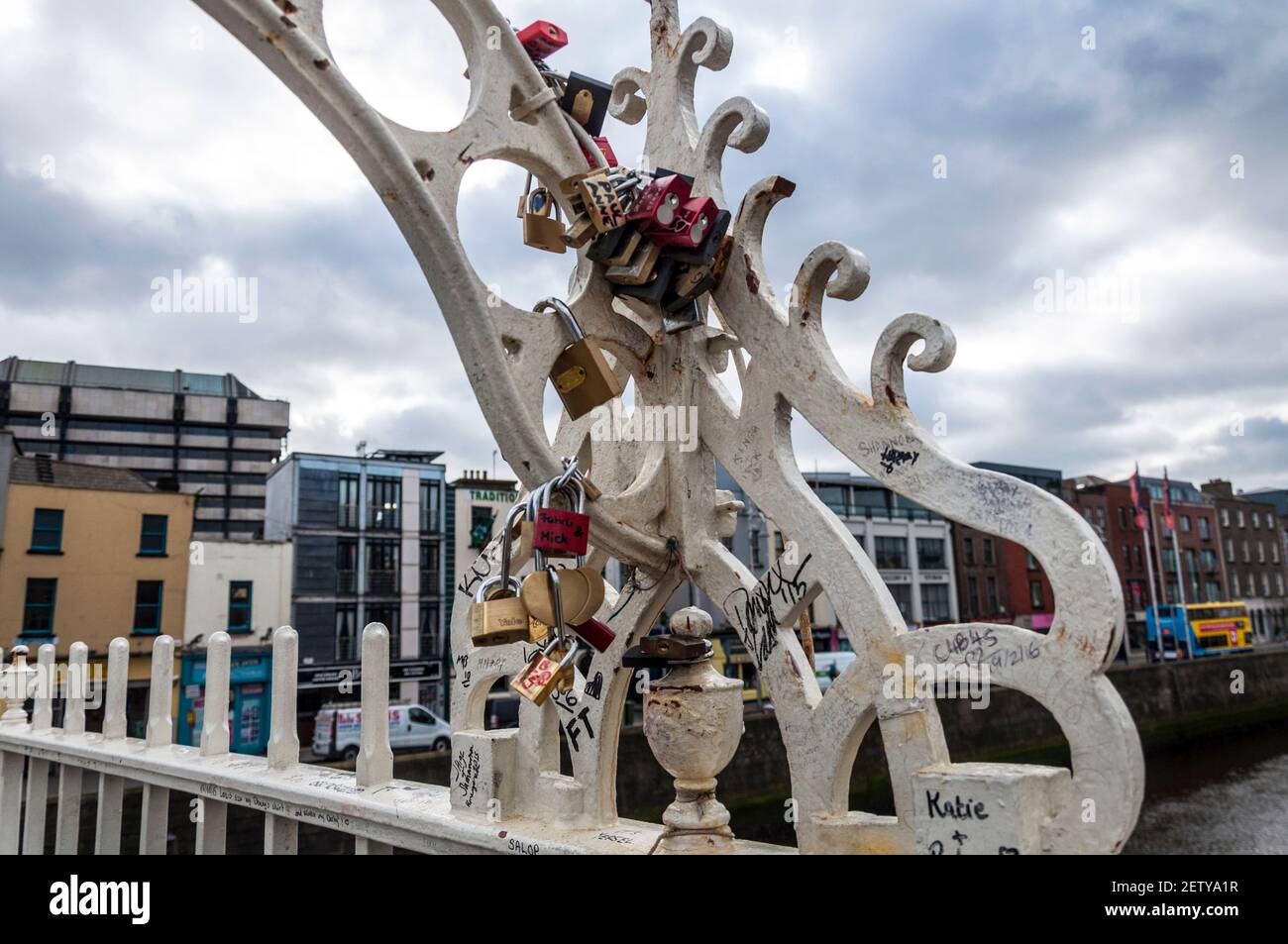 Lovelocks, Vorhängeschlösser auf der HaPenny Bridge, Dublin, Irland Stockfoto