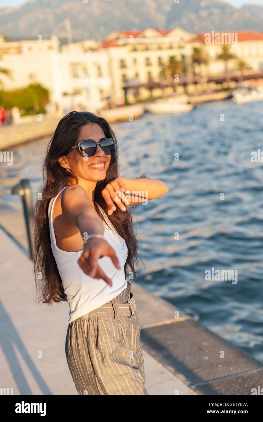 Junge Frau mit langen Haaren sind glücklich, sonnigen Tag und Meer. Urlaub in Europa Stockfoto