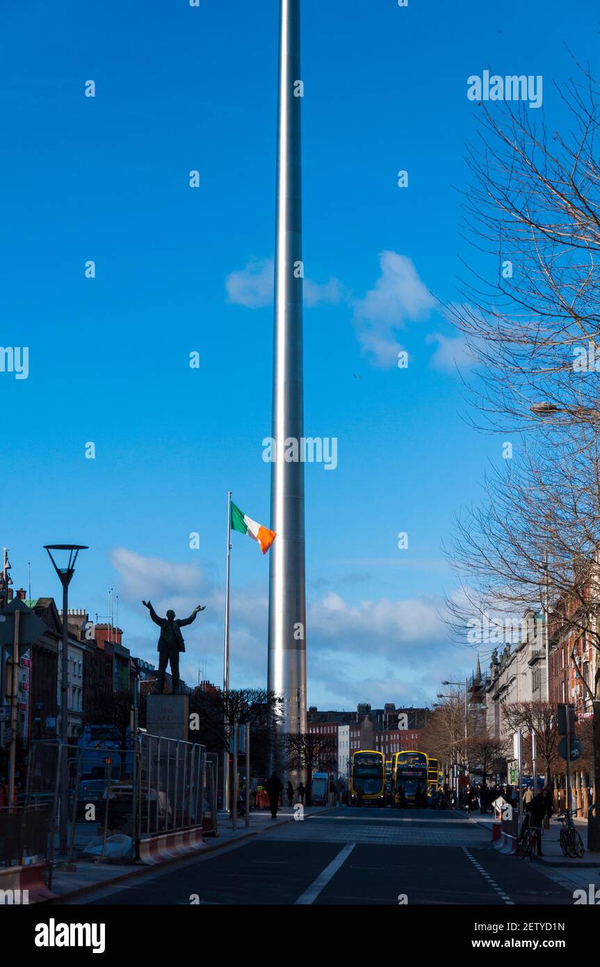 O'Connell Street, Dublin, Irland. Jim Larkin Statue, Flagge und der Spire Stockfoto
