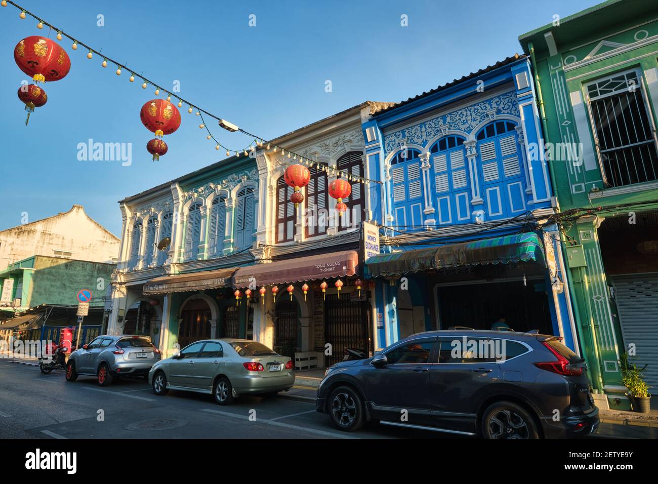 Traditionelle, farbenfrohe chinesisch-portugiesische Geschäftshäuser mit typischen gewölbten, Gitterfenstern in der Krabi Road in der Altstadt von Phuket Town, Thailand Stockfoto