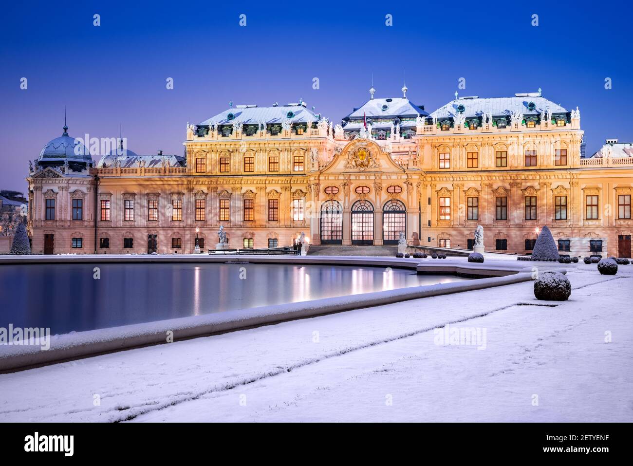 Wien, Österreich. Oberes Belvedere Schnee Winter Nacht Reflexion, Wien österreich Reise Hintergrund. Stockfoto