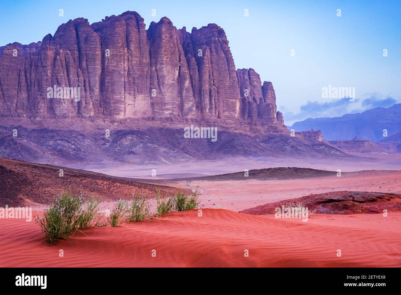 Wadi Rum, Jordanien. El Qattar Berg im Tal des Mondes, Arabia Wüste. Stockfoto