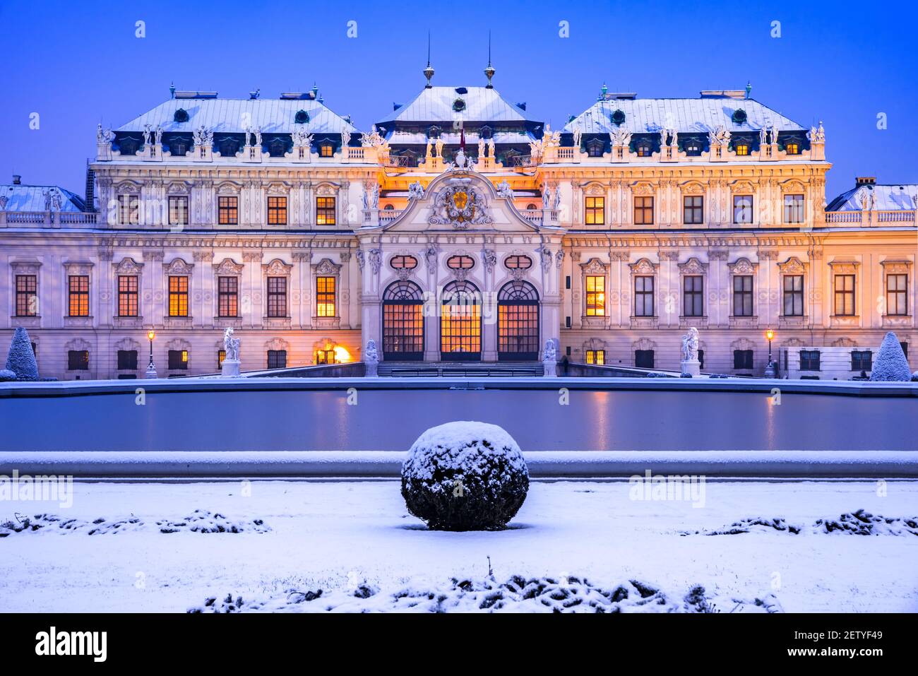Wien, Österreich. Oberes Belvedere beleuchtete Winter Nacht Reflexion, Reise Landschaft Konzept. Stockfoto