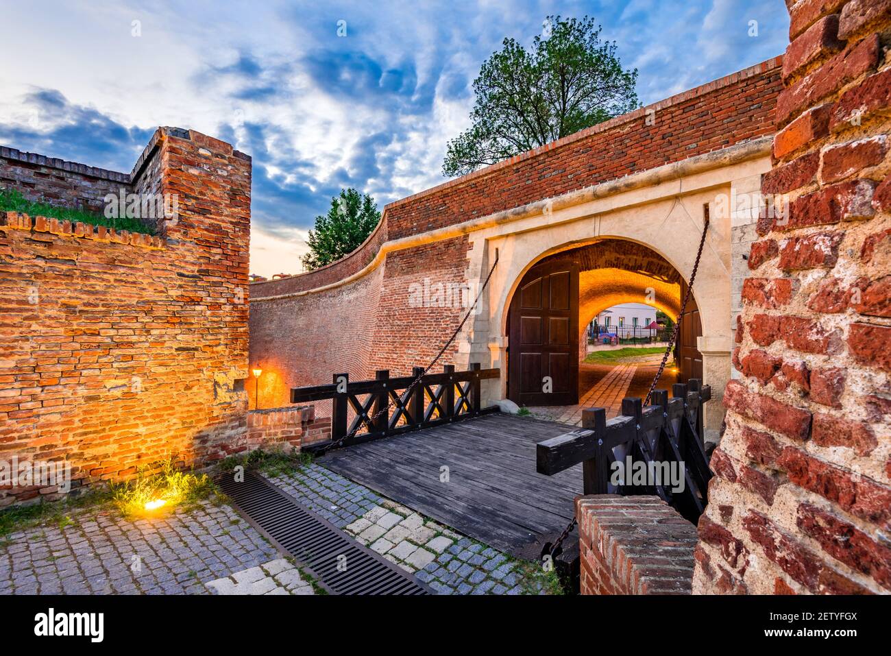 Alba Iulia, Rumänien. Tor V von Alba Carolina Festung, mittelalterliche Landschaft von Siebenbürgen, Wanderhintergrund. Stockfoto