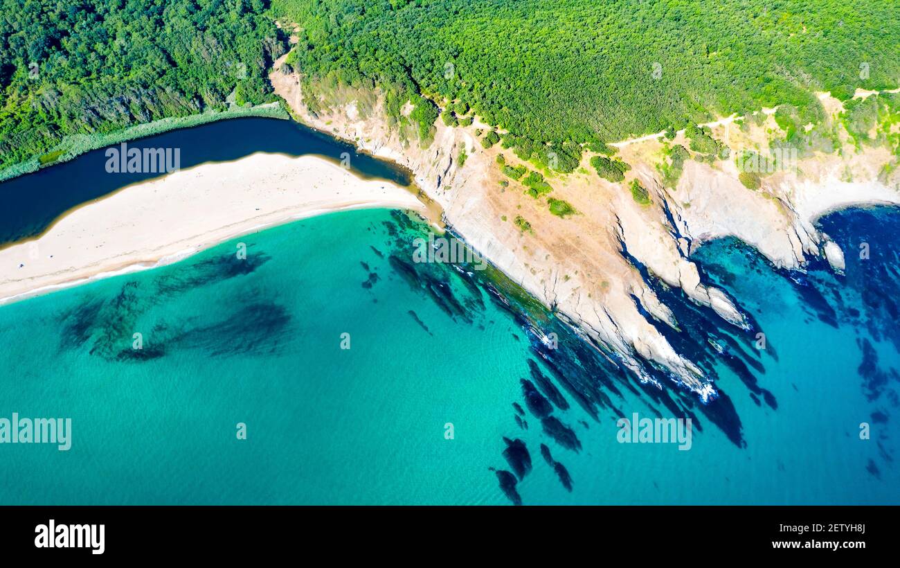 Sinemorets, Bulgarien. Luftdrohne Blick auf den malerischen Veleka Beach am Schwarzen Meer wilde Küste Stockfoto