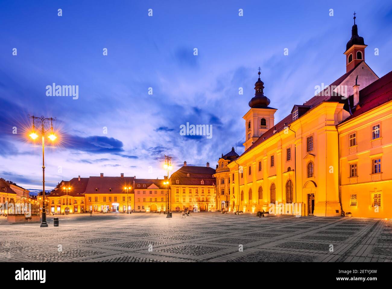 Sibiu, Rumänien. Großer Platz mit dem Rathaus Urlaubsziel in Siebenbürgen. Stockfoto
