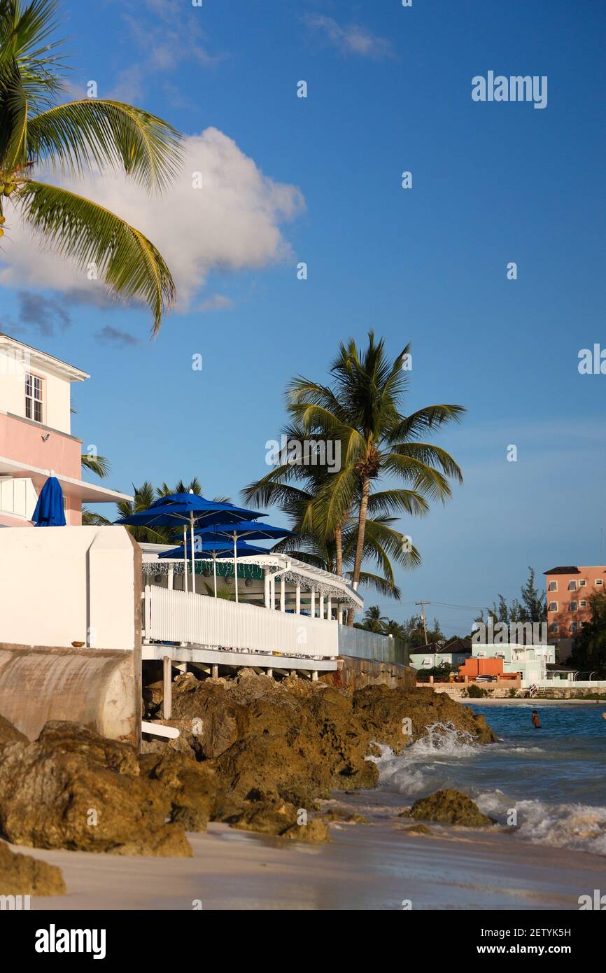 Blick auf Sea Breeze Beach House von Ocean Hotels mit Küste von Maxwell Beach. Stockfoto