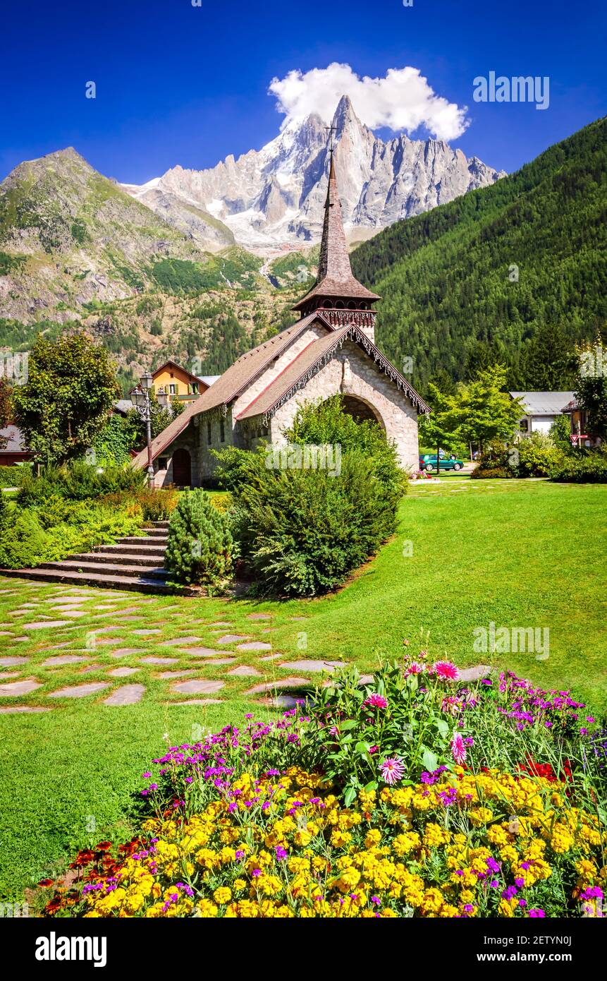 Chamonix, Mont Blanc. Alte Stein Les Praz Kapelle in Chamonix touristischen Tal, Aiguille du Midi Berg in Frankreich. Stockfoto