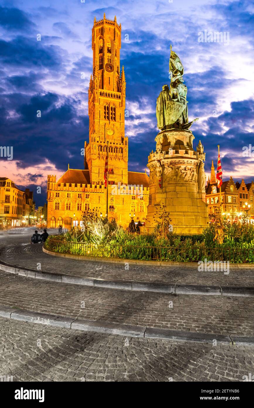 Brügge, Belgien. Grote Markt dominiert vom Glockenturm Belfry oder Belfort, Westflandern. Stockfoto