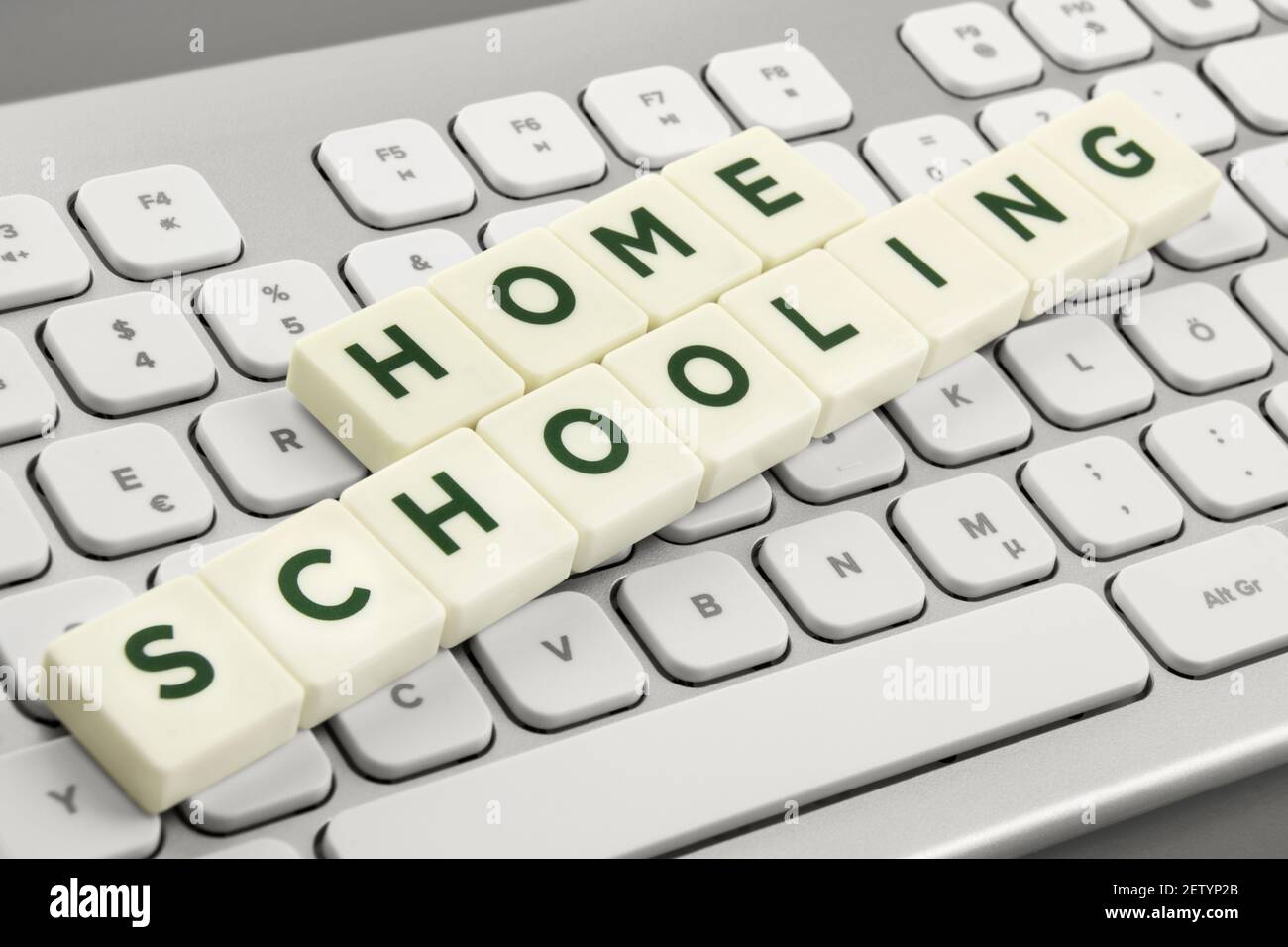 Heimschooling und PC-Tastatur Nahaufnahme Stockfoto