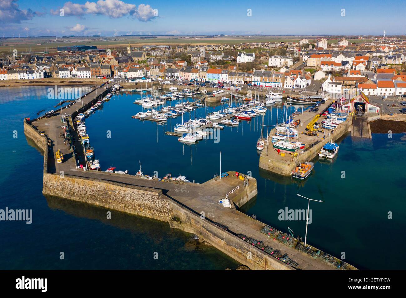 Luftaufnahme von der Drohne des Hafens bei Anstruther Fischerdorf in East Neuk of Fife, Schottland, UK Stockfoto
