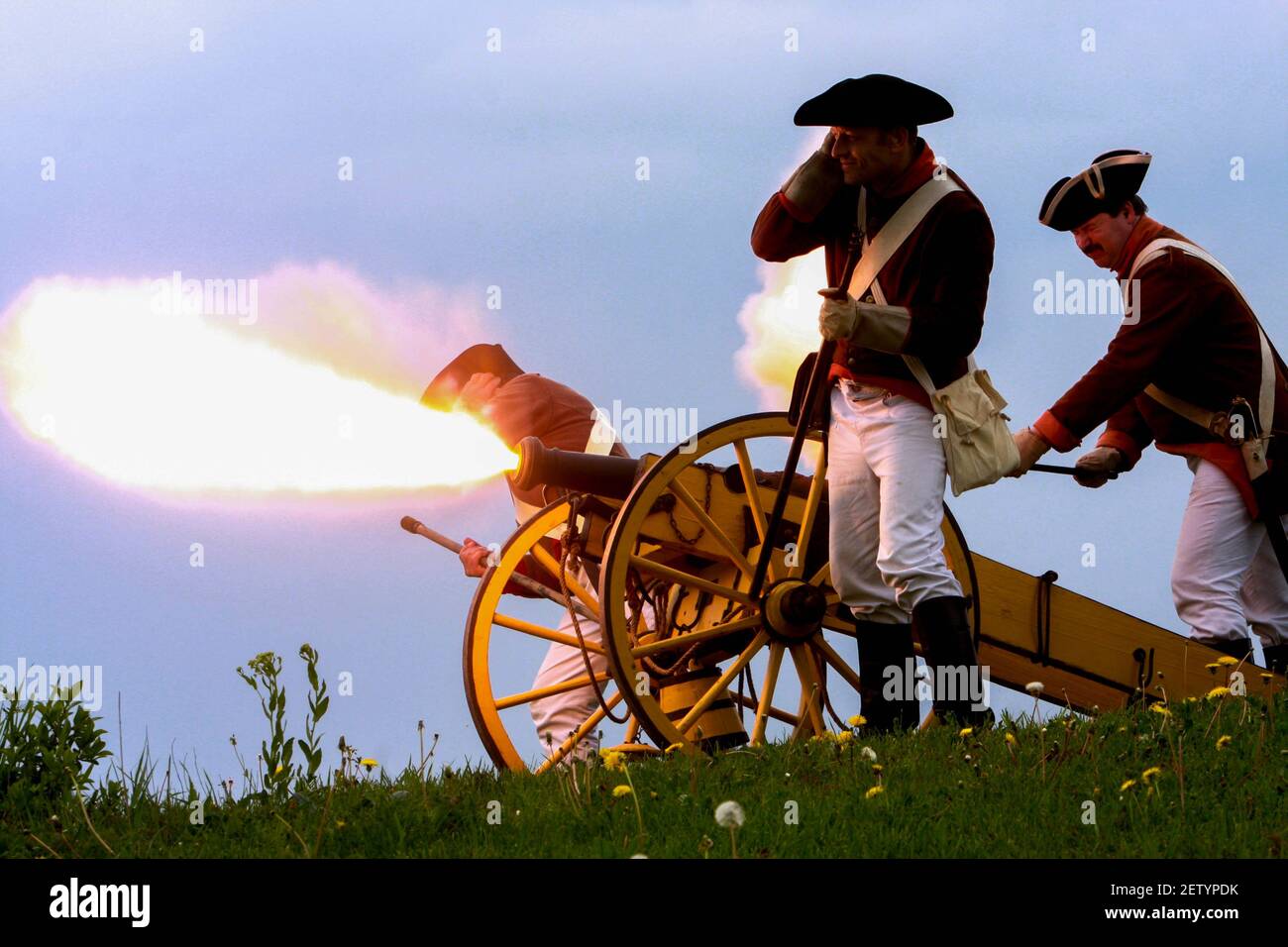 Schuss aus einem historischen Kanonenfeuer und Rauch Stockfoto