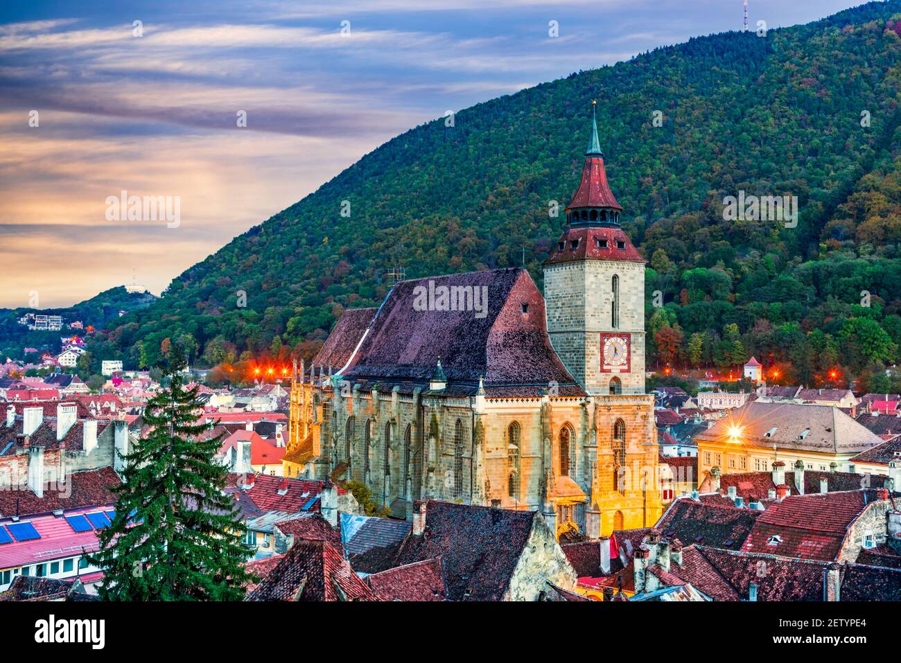 Brasov, Rumänien. Black Church ist berühmte sächsische Kathedrale in Siebenbürgen, Osteuropa. Tampa Mountain Hintergrund. Stockfoto