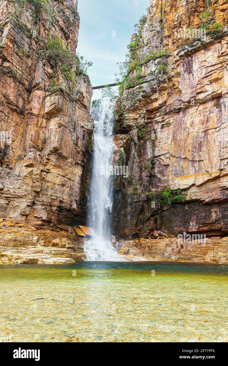 Canyons von Furnas Wasserfall bei Capitólio MG, Brasilien. Wasserfall zwischen sedimentären Felswänden. Ökotourismus Destination Minas Gerais. Stockfoto