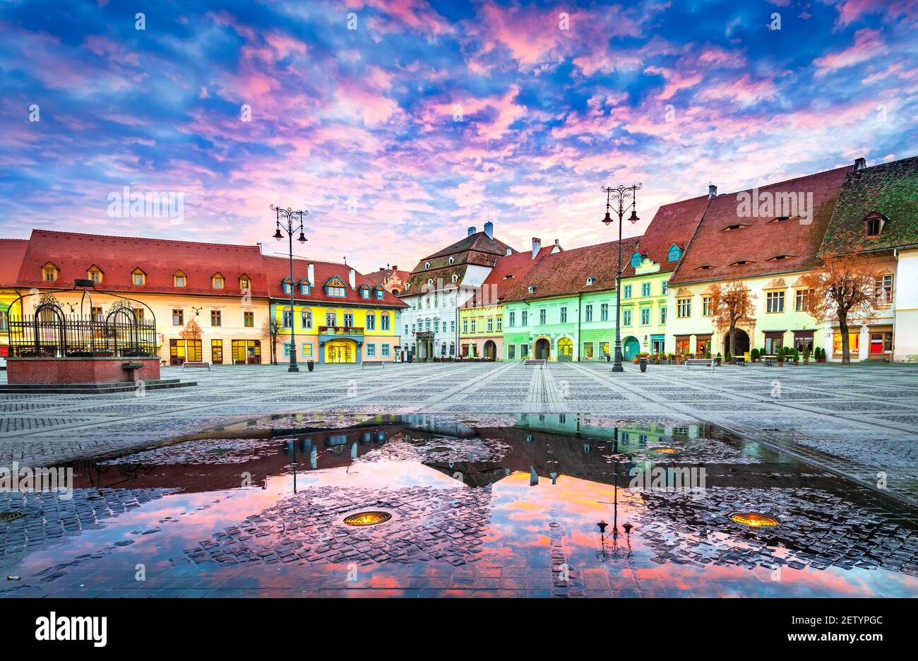 Sibiu, Rumänien. Bunte Wolken am Sonnenaufgang, großen Ring in Sibiu, Transylvania. Stockfoto