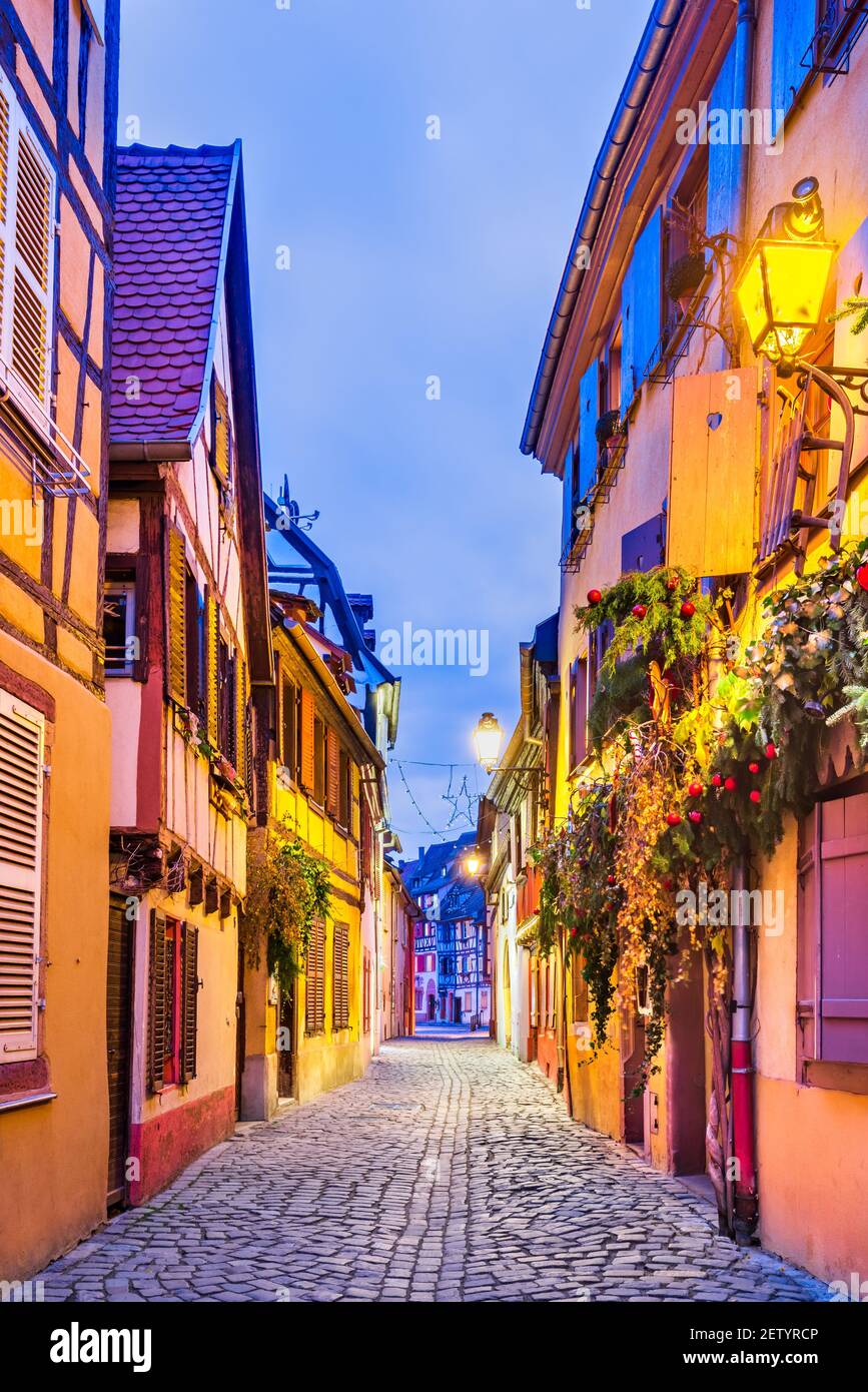 Colmar, Elsass. Lebkuchenhäuser schmale gepflasterte Straße in Petite Venise, Reise Hintergrund von Frankreich. Stockfoto