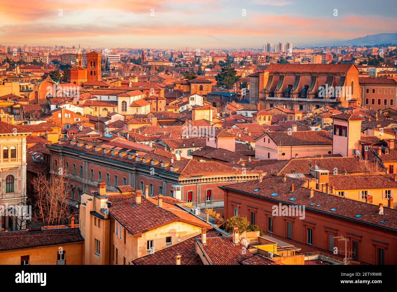 Bologna, Italien - Sonnenuntergang Licht Skyline der mittelalterlichen Innenstadt von Emilia-Romagna berühmte Stadt. Stockfoto