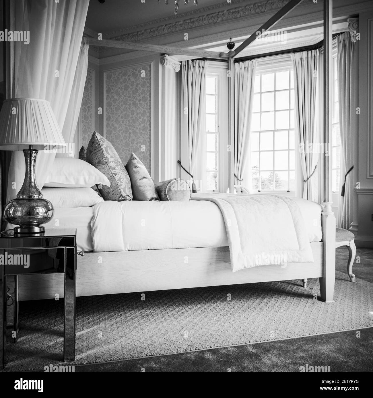 Ein Luxus-Schlafzimmer mit Himmelbett. Stockfoto