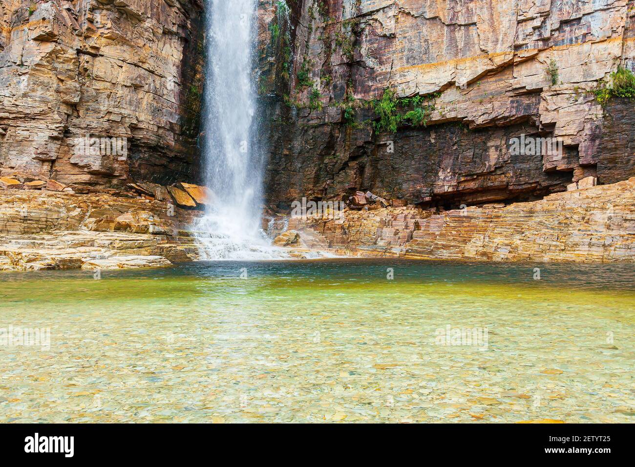 Canyons von Furnas Wasserfall bei Capitólio MG, Brasilien. Wasserfall zwischen sedimentären Felswänden. Ökotourismus Destination Minas Gerais. Stockfoto