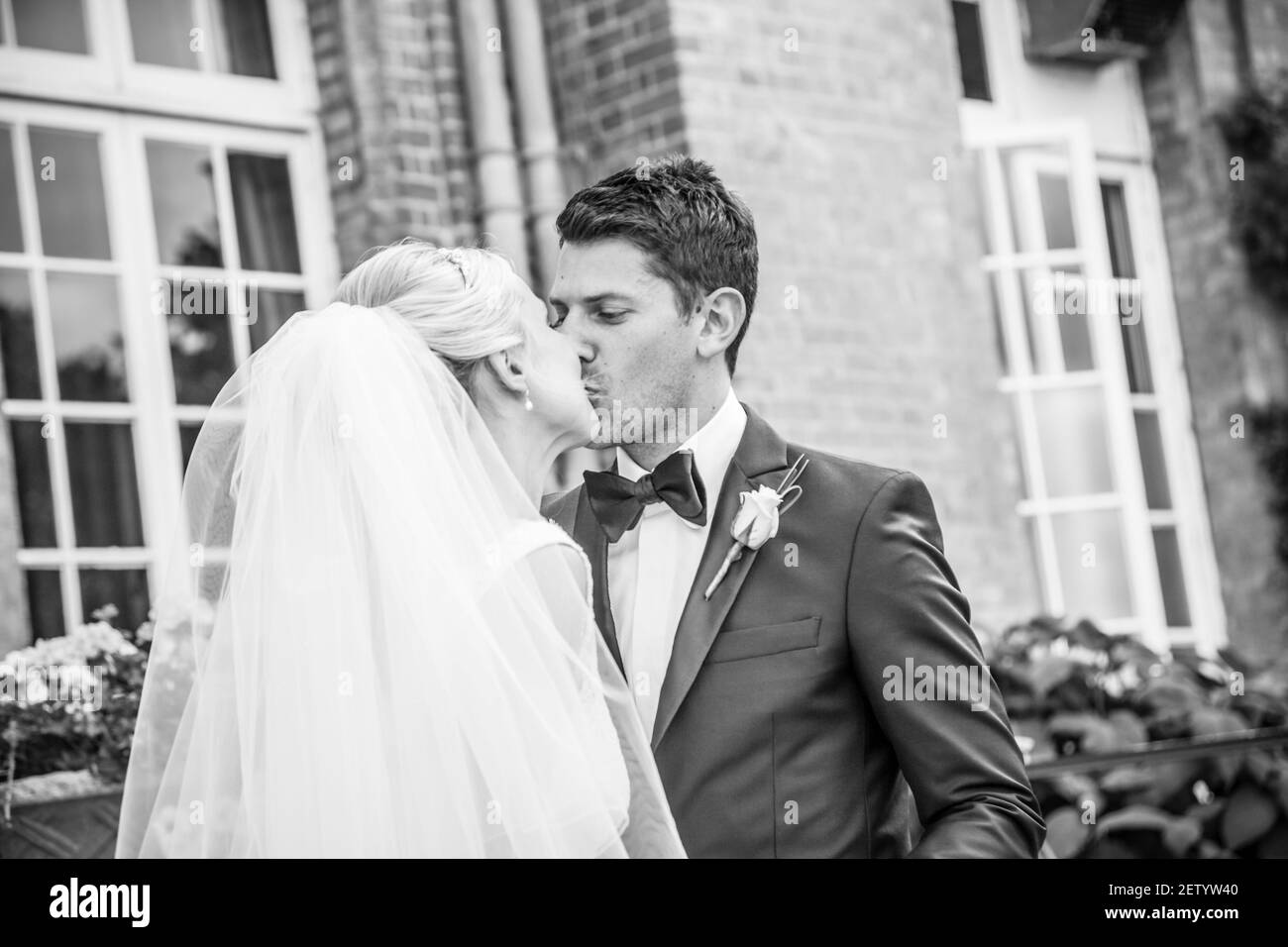 Braut und Bräutigam küssen Stockfoto