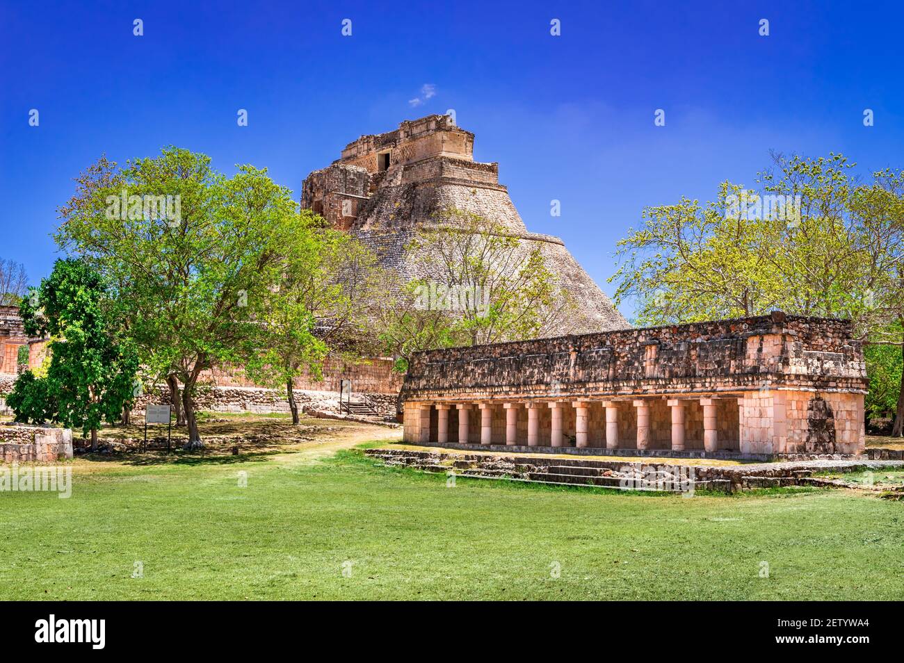 Uxmal, Mexiko. Rotunda und die Pyramide der Magier, prähispanische alte Maya-Stadt auf der Halbinsel Yucatan. Stockfoto