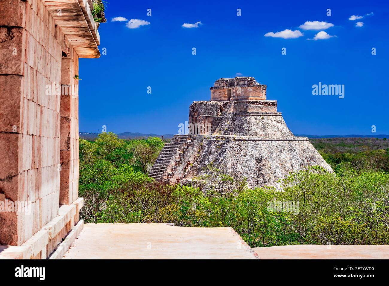 Uxmal, Mexiko. Pyramide des Magiers im alten Dschungel Maya-Stadt Uxmal, Yucatan Halbinsel. Stockfoto