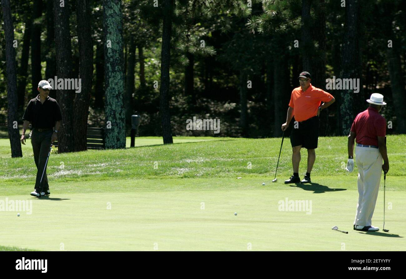 US-Präsident Barack Obama (L) spielt das erste Loch des Farm Neck Golf Club mit Eric Whitaker (C) und Vernon Jordan (R) in Oak Bluffs, Massachusetts, während der Urlaub auf Martha's Vineyard am 23. August 2011. Quelle: Matthew Healey/Pool via CNP - Nutzung weltweit Stockfoto