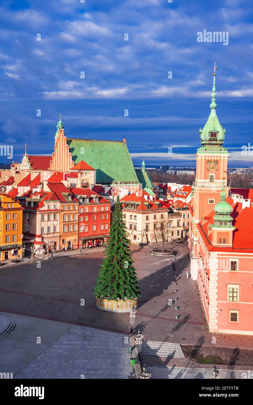 Warschau, Polen - Weihnachtsbaum auf dem Schlossplatz, polnische Hauptstadt Winter sonnigen Tag Stockfoto