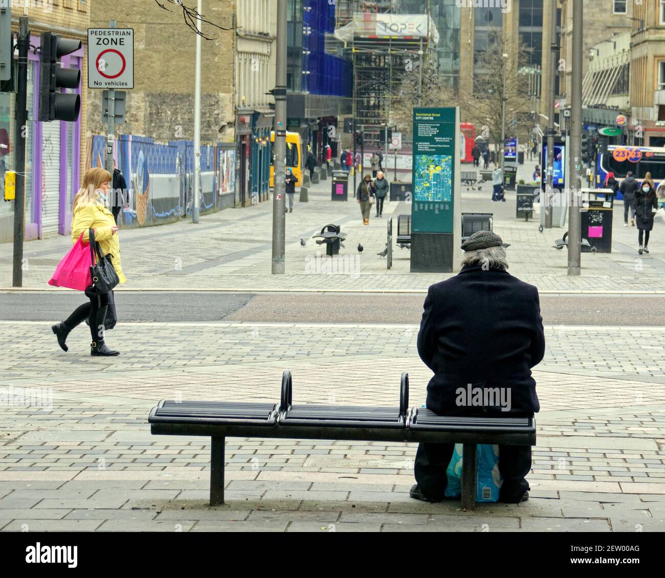 Glasgow, Schottland, Großbritannien. März 2021, 2nd. UK Wetter: Warm und sonnig Sauchiehall Straße ist ruhig und bewohnt von Individuen meist allein.. Gerard Ferry/Alamy Live News Stockfoto