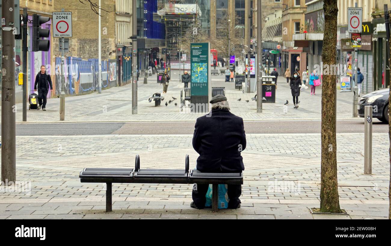 Glasgow, Schottland, Großbritannien. März 2021, 2nd. UK Wetter: Warm und sonnig Sauchiehall Straße ist ruhig und bewohnt von Individuen meist allein.. Gerard Ferry/Alamy Live News Stockfoto