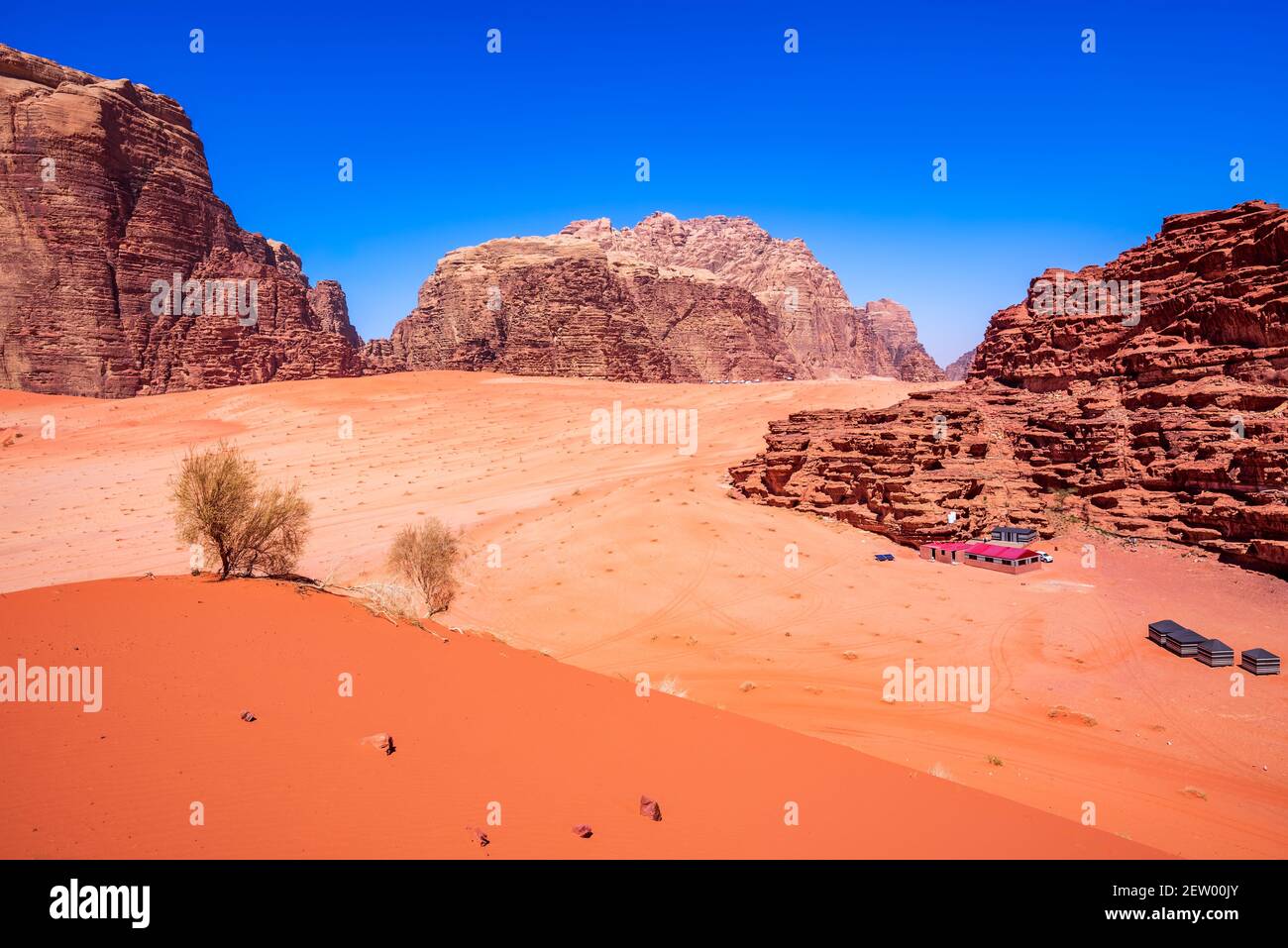 Wadi Rum, Jordanien. Berühmte rote Sanddünen in der Wadi Rum Wüste bekannt als Tal des Mondes, Arabia Desert. Stockfoto