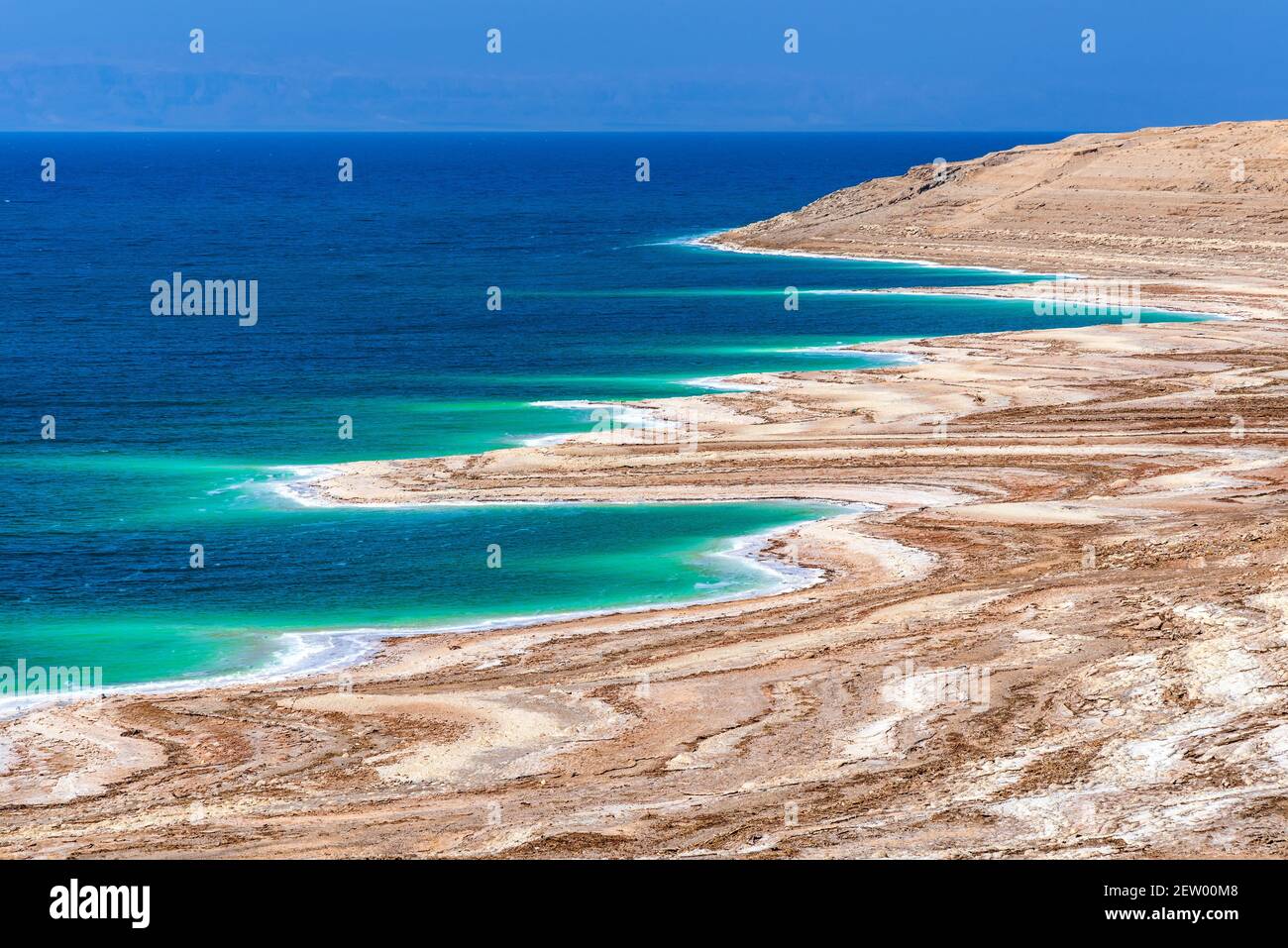 Totes Meer, Jodran. Blick auf die Küste des Toten Meeres mit Salzkristallen im Sonnenlicht, salzige Küste. Stockfoto
