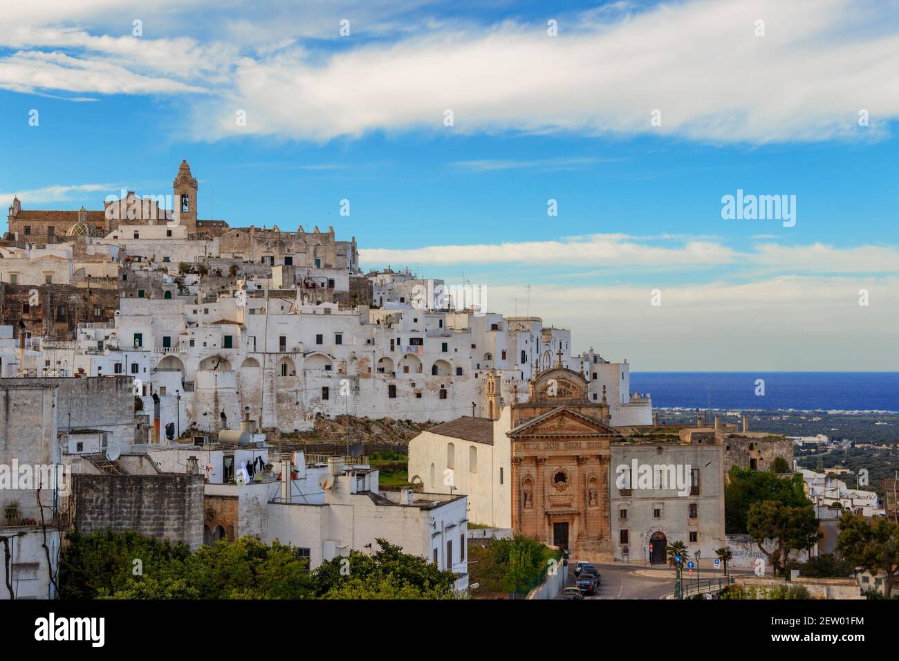 Ostuni Altstadt, Apulien, Italien.Es wird allgemein als "die Weiße Stadt" für seine weißen Wände und seine typisch weiß gemalten Architektur bezeichnet. Stockfoto