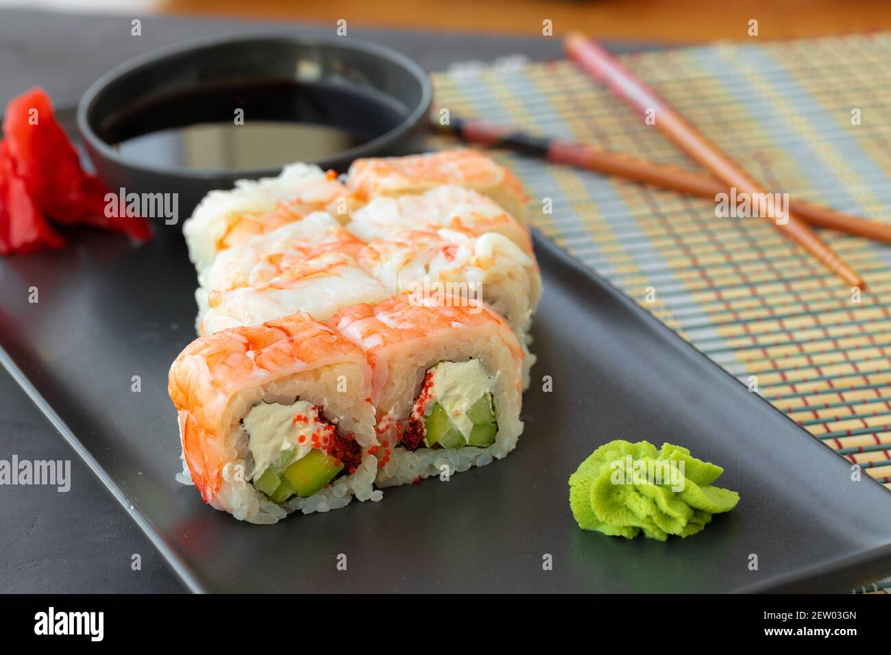 Sushi-Rolle mit Garnelenfleisch auf schwarzem Keramikplatte bedeckt Stockfoto